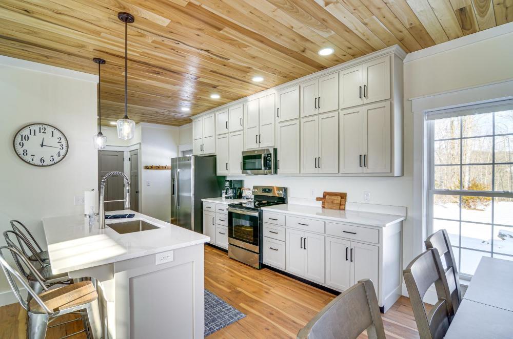 Dale Hollow Cottage with Covered Porch and Lake Views!